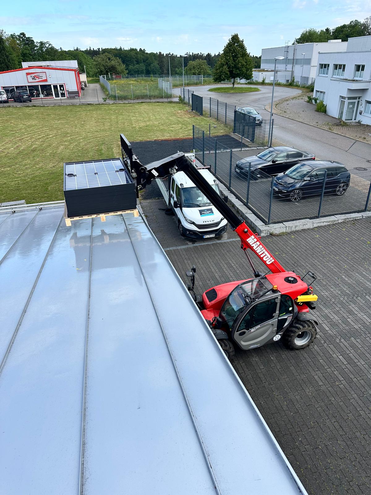Anlieferung der Module per Teleskoplader