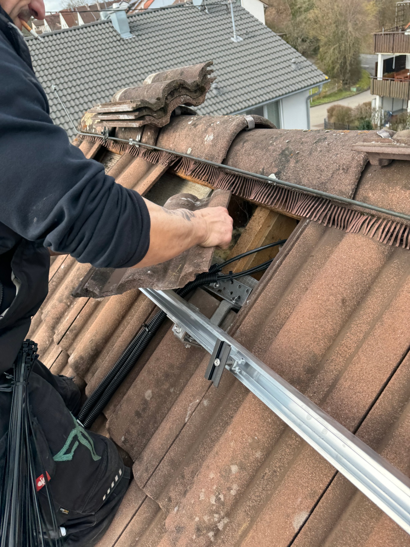 Dachziegel werden präzise angepasst