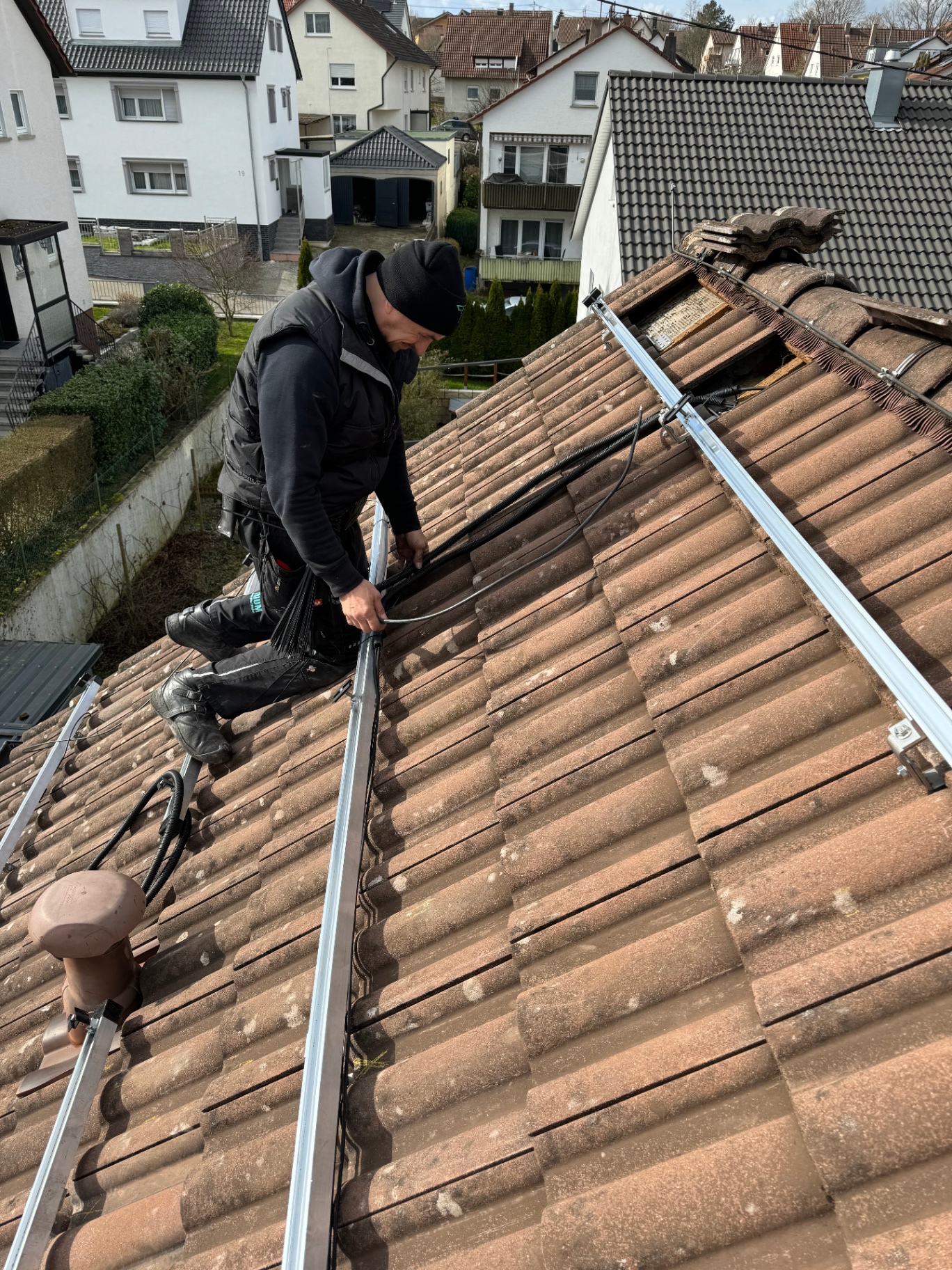 Saubere Verkabelung auf dem Dach