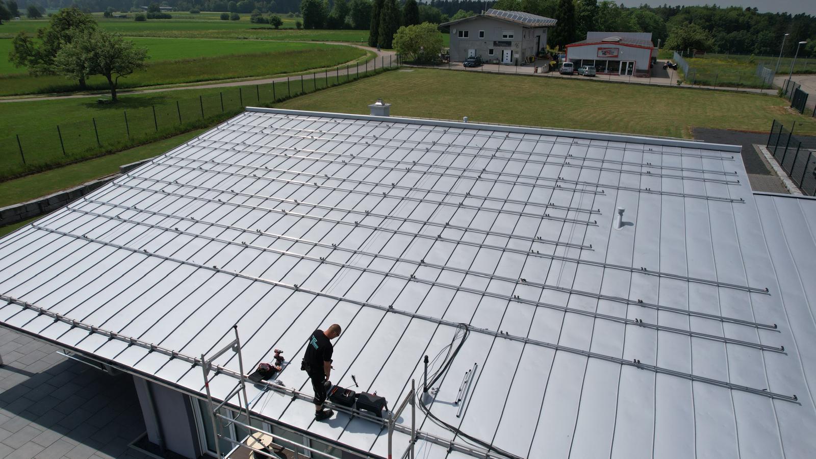 Großflächige PV-Anlage auf einem Hallendach